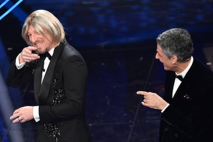 Amadeus con la parrucca, torna Maria De Filippi 4