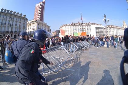 Scontri a Torino tra studenti e polizia 7