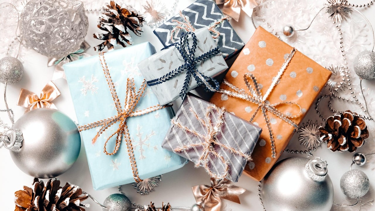 Natale 2025, ecco i doni preferiti dagli italiani: giocattoli, profumi e cartoleria sul podio