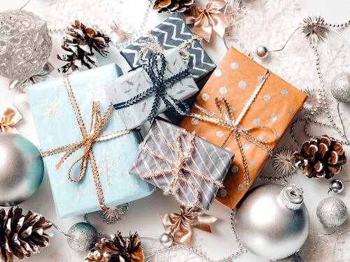Natale 2025, ecco i doni preferiti dagli italiani: giocattoli, profumi e cartoleria sul podio