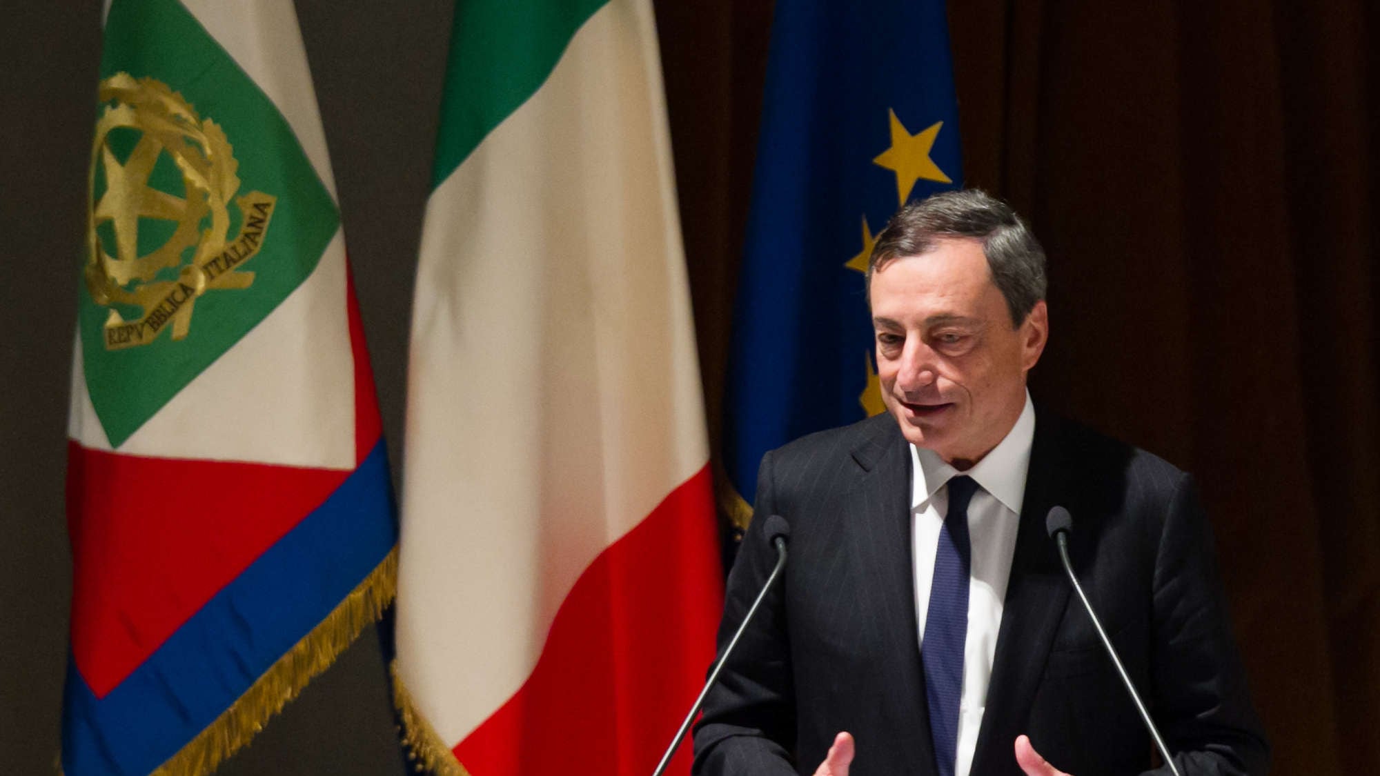 Draghi: "Fare le riforme anche stando fuori dall'euro" E avvisa l'Italia: "Servono più sforzi"
