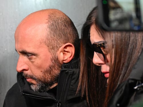 Ora i Moretti potrebbero accusarsi a vicenda: cosa cambia nell’inchiesta su Crans-Montana