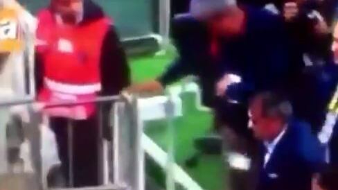 Turchia, Gunes colpito da un oggetto lanciato dagli spalti in Fenerbahce-Besiktas