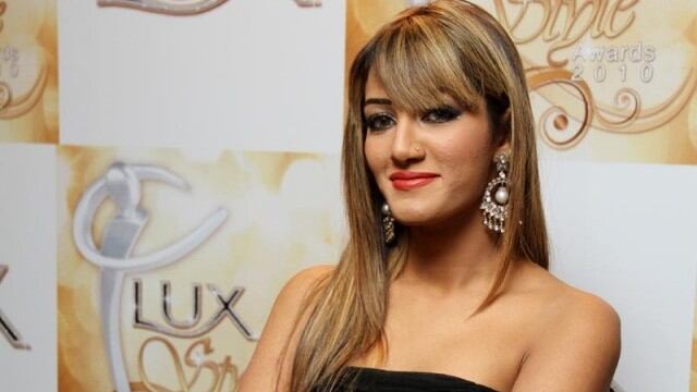 Maledizione islamica contro la top model: "Premio a chi la sfregia"