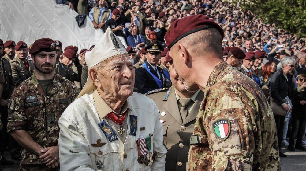 Veglia dei parà della Folgore all'ultimo leone di El Alamein