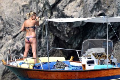 Emma Marrone, curve hot in barca 41