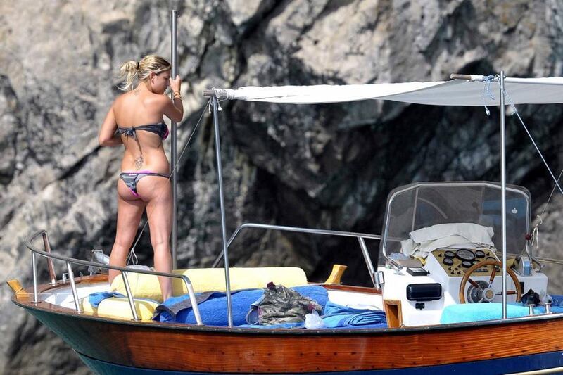 Emma Marrone, curve hot in barca 41