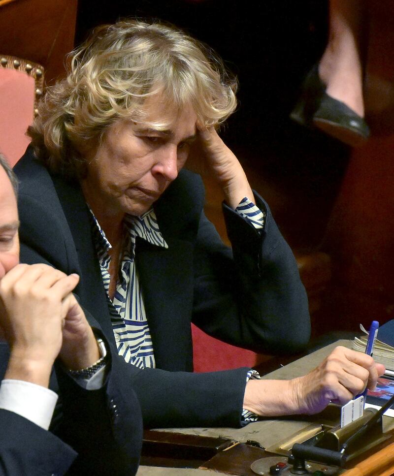 I fiori in Senato sullo scranno di Berlusconi 3