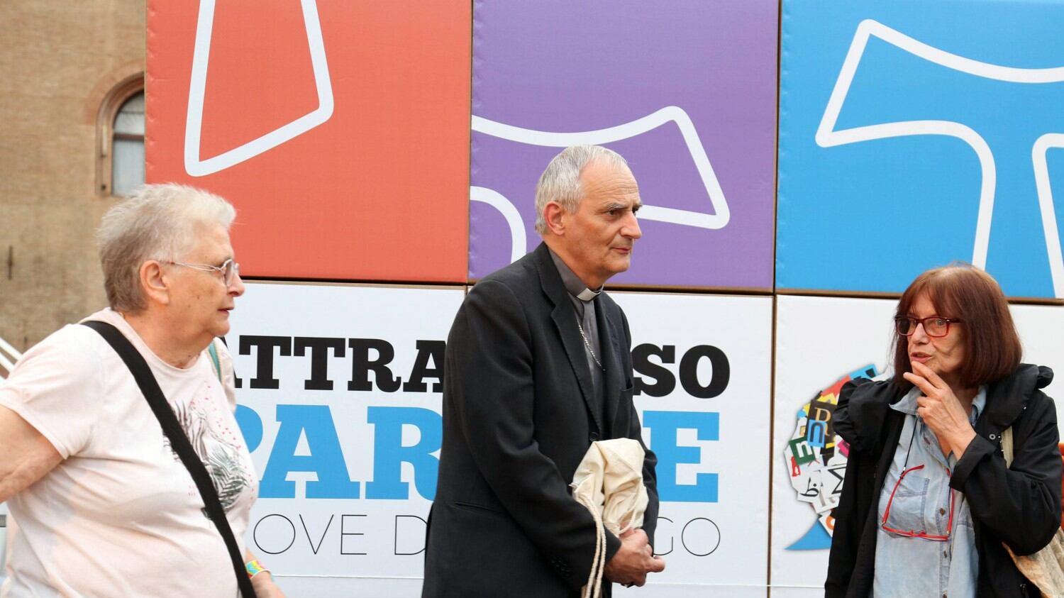 Il manifesto anti Salvini del prete rosso