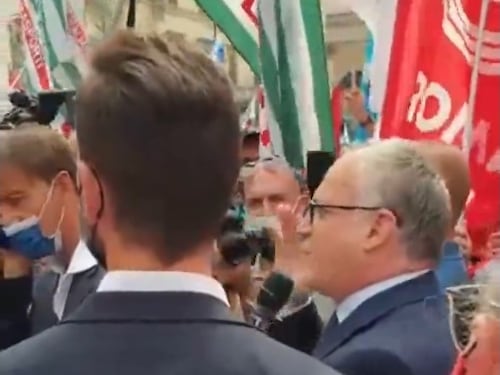 "Buffone, buffone...". Per Gualtieri finisce male: contestato