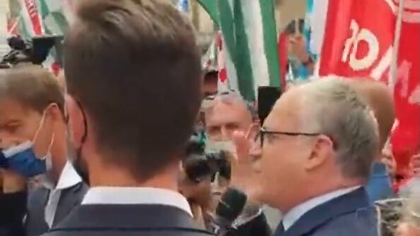 "Buffone, buffone...". Per Gualtieri finisce male: contestato