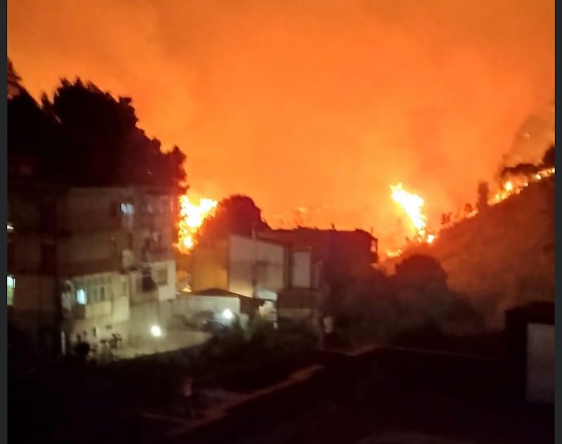 Palermo circondata dal fuoco, chiuso l'aeroporto. I roghi bloccano i soccorsi: muore un'anziana 4