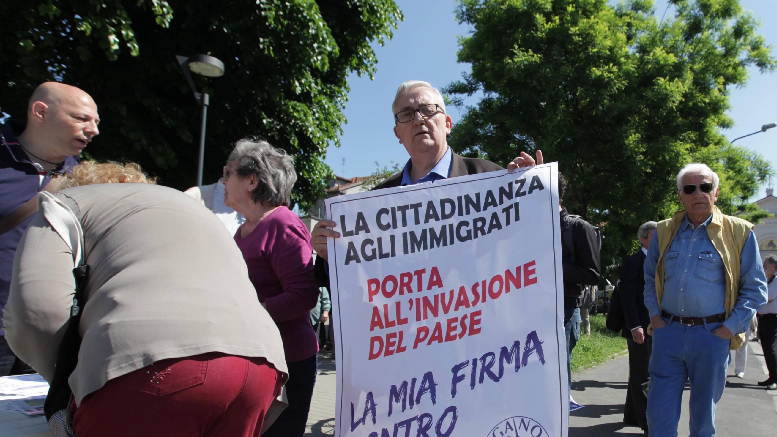 Minaccia i passanti armato di spranga: torna l'incubo Kabobo