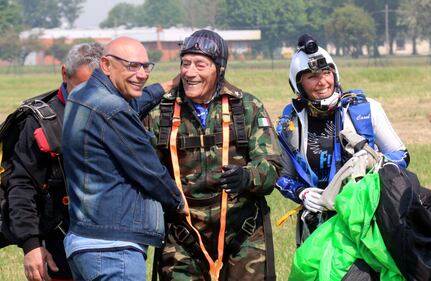 Il parà 96enne, Giuseppe Degrada, si lancia col paracadute 2
