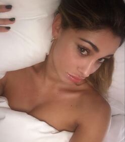Belen Rodriguez sexy in costume giallo 15