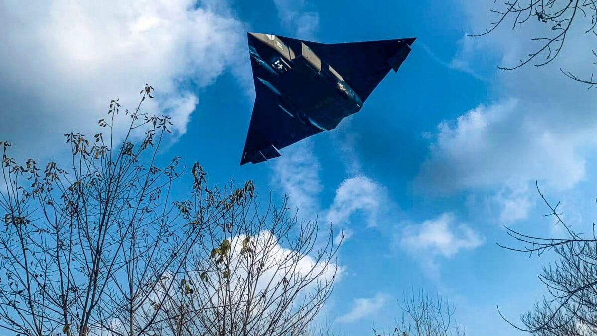 Caccia stealth cinesi di sesta generazione in volo: il mistero del J-50