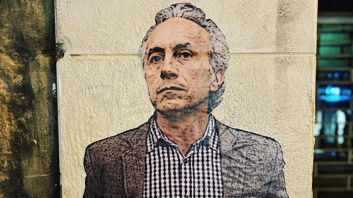 Berlusconi non c'è più, Travaglio è disoccupato: l'ironia dello street artist