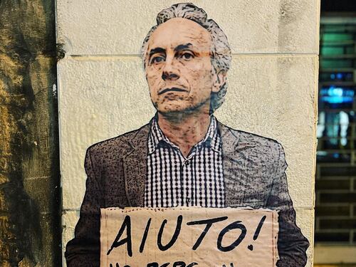 Berlusconi non c'è più, Travaglio è disoccupato: l'ironia dello street artist