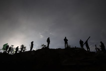 Hamas e il palco dell'orrore: esposte le bare dei 4 ostaggi morti 2