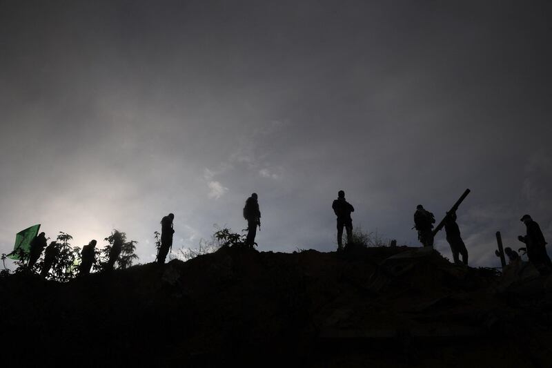 Hamas e il palco dell'orrore: esposte le bare dei 4 ostaggi morti 2