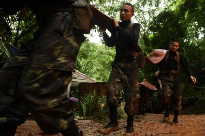 Thailandia, paura per 12 bambini intrappolati in una grotta 5