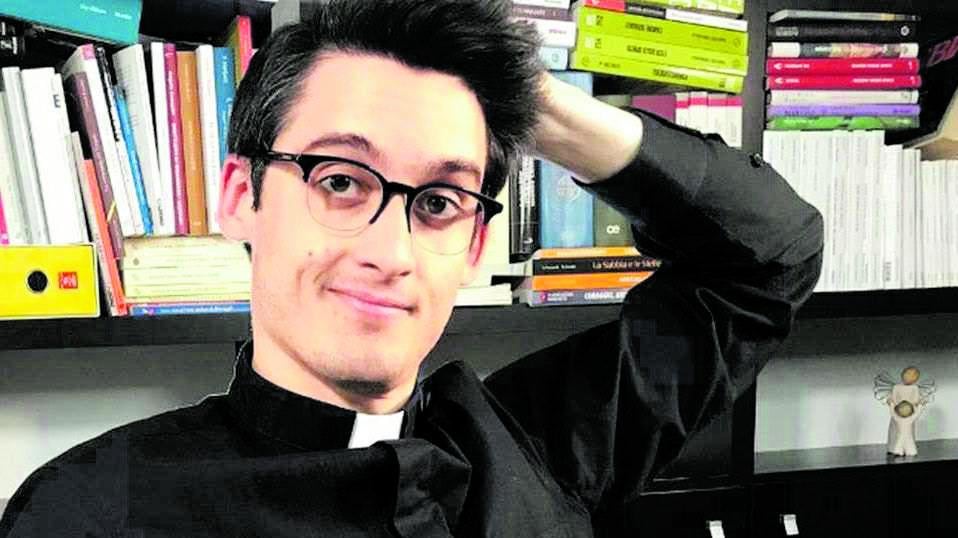 Don TikTok lascia il sacerdozio e lancia la sua autobiografia
