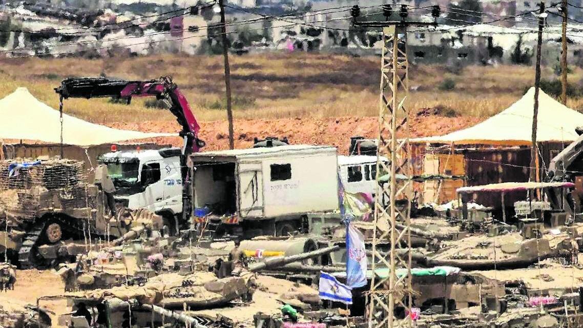 Bombe e carri armati. Via alla conquista di Gaza. Hamas torna a trattare