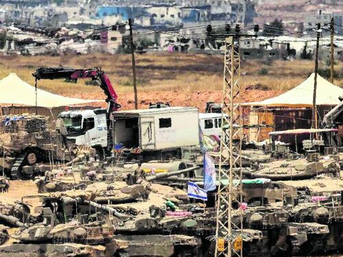 Bombe e carri armati. Via alla conquista di Gaza. Hamas torna a trattare