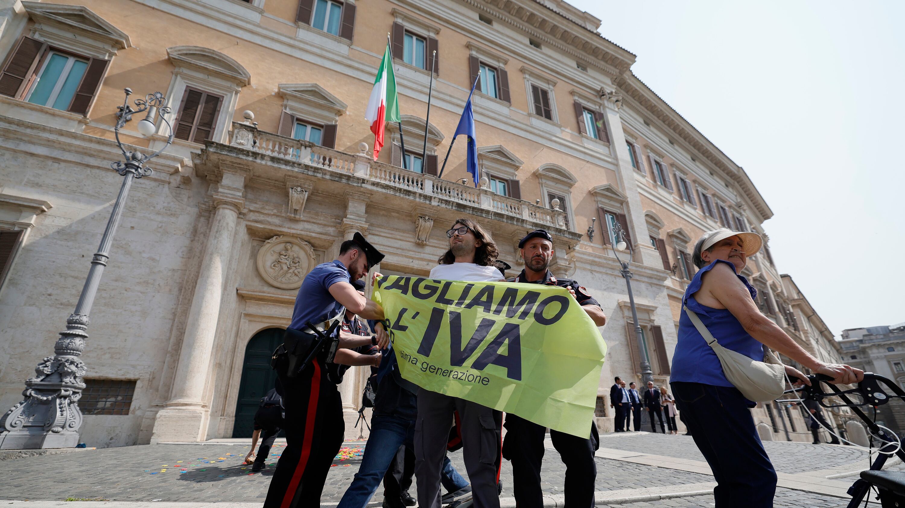 Blitz di Ultima Generazione, mille forbici davanti a Montecitorio. Attivisti portati via dai Carabinieri