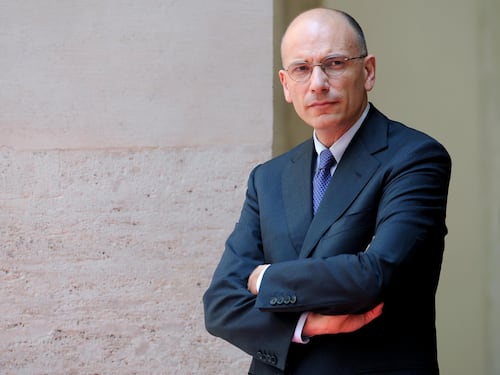 Letta: "Non c'è alternativa al governo". Ma sinistra e Cgil lo attaccano