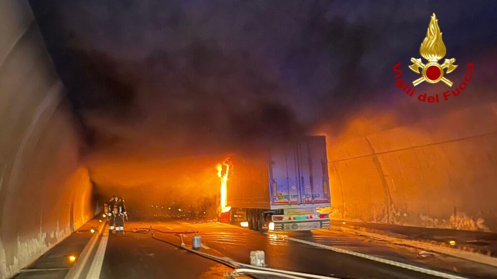 Tir va a fuoco, panico nella galleria a Torino: i pompieri salvano una famiglia