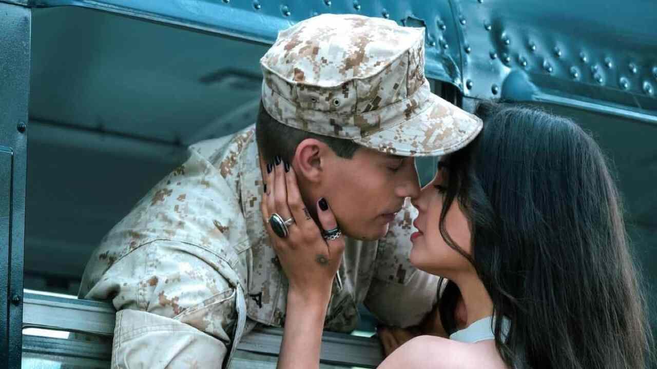 "Purple Hearts", pochi palpiti nel dramma sentimentale su Netflix