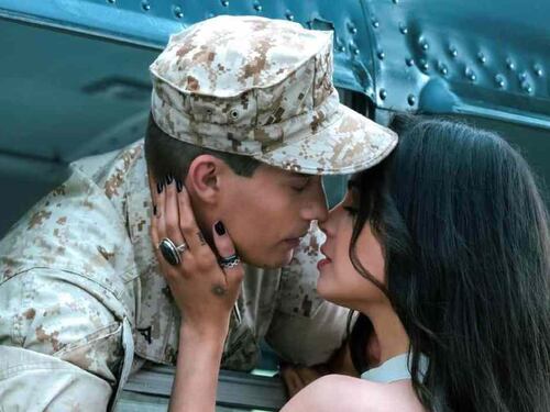 "Purple Hearts", pochi palpiti nel dramma sentimentale su Netflix