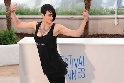Asia Argento sexy in bikini a righe 30