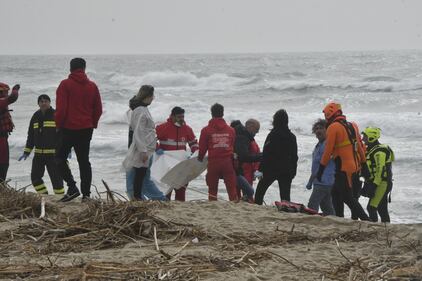 Naufragio in Calabria, si spezza barcone: decine di morti. Le foto 10