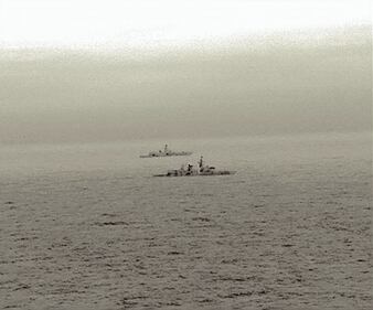 La fregata della Royal Navy scorta la nave russa 1