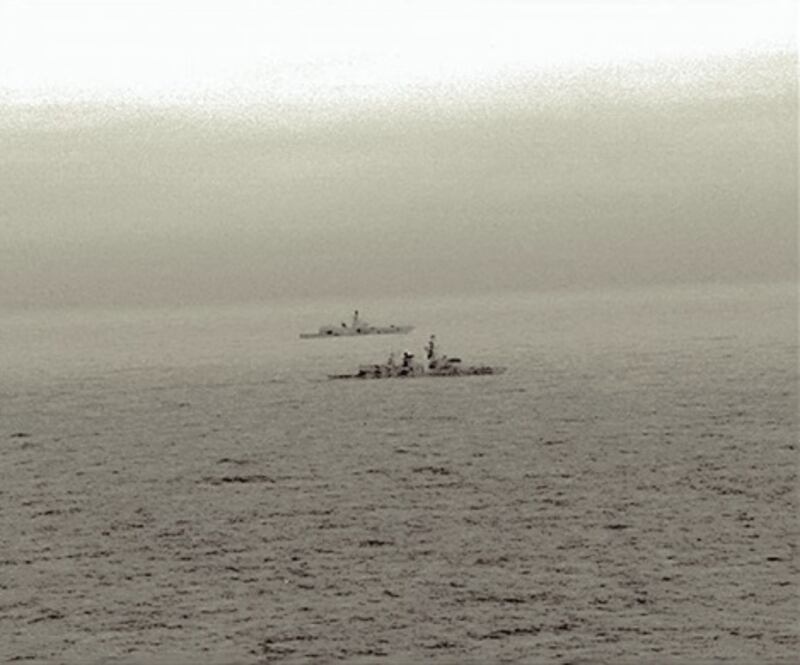 La fregata della Royal Navy scorta la nave russa 1