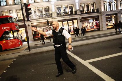 Londra, scatta l'allarme a Oxford Street: paura tra la gente 4