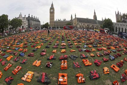 I giubbotti salvagenti dei rifugiati interrogano la politica inglese 1
