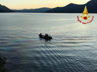 Lago Maggiore, barca finisce contro gli scogli e perde in acqua idrocarburi 2