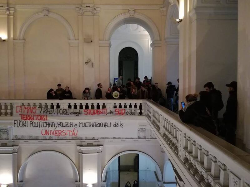 Di Maio contestato a Napoli 1