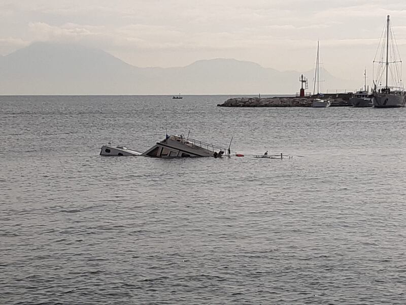 Natante affondato Napoli 5