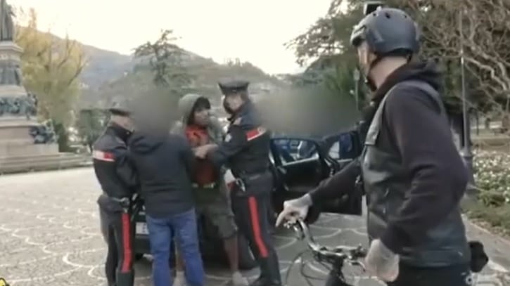 L'aggressione in strada "Brumotti levati dal c... E tu sei un pagliaccio"