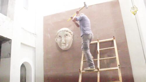 Gli uomini dell'Isis si accaniscono sulle opere d'arte 9