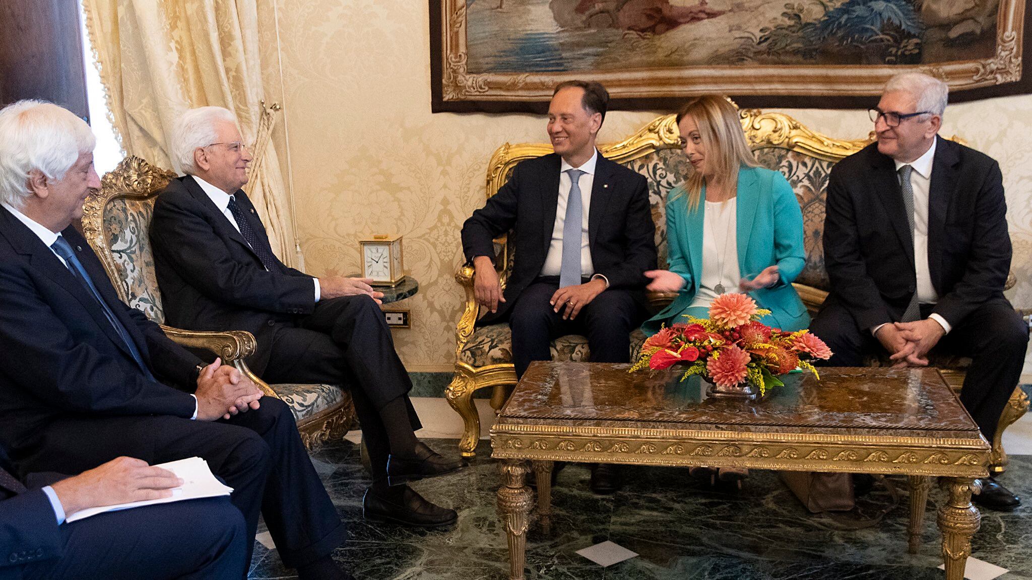La Meloni scende in piazza contro gli inciuci