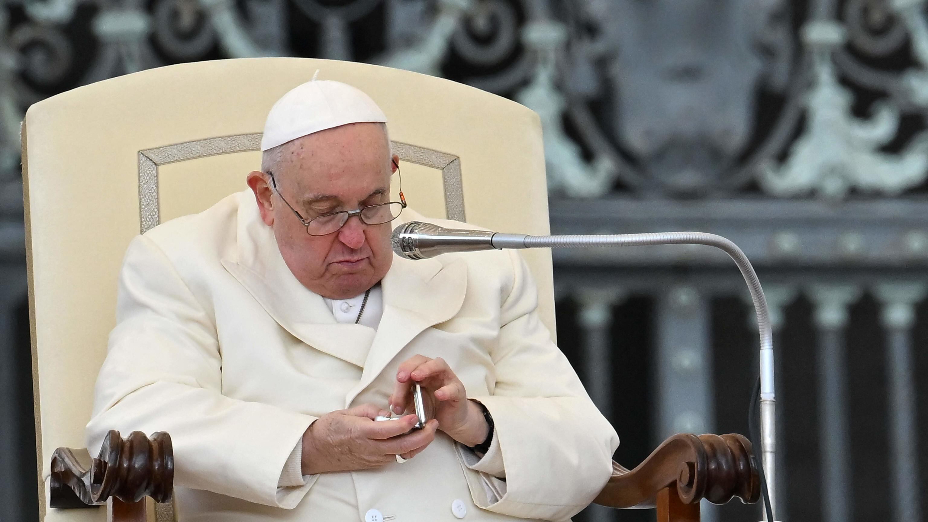 Papa Francesco collegato in video per gli Esercizi spirituali. "Lievi miglioramenti"