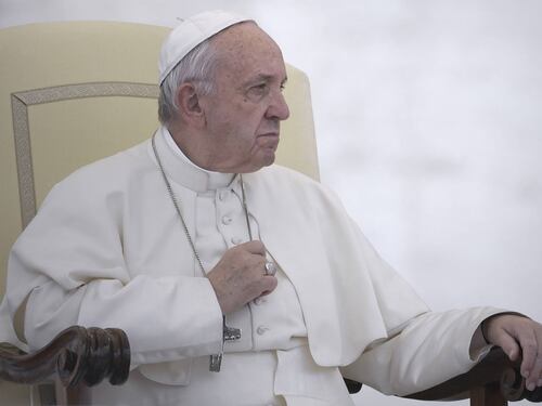 Il Papa porta il classismo anche dentro al camposanto