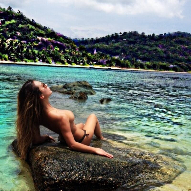Sarah Nile: foto hot in spiaggia 7