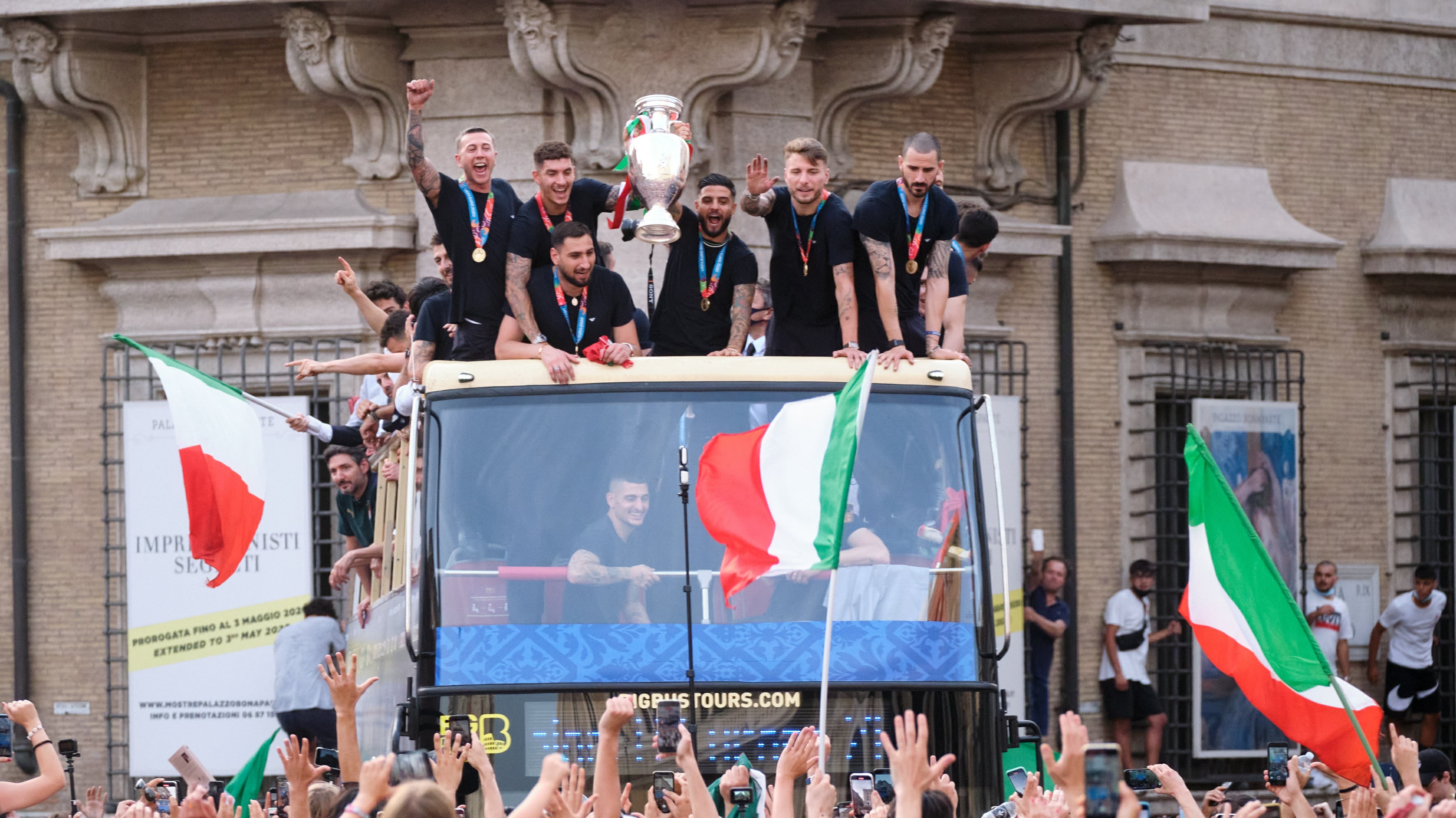"La festa sul bus scoperto? Le istituzioni sapevano"