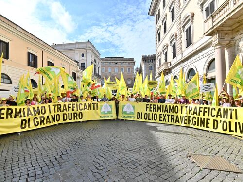 La protesta di Coldiretti contro i "trafficanti di olio e di grano". Guarda le foto